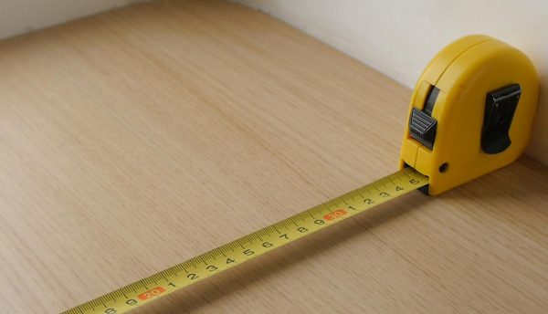 Использование корпуса рулетки при измерении