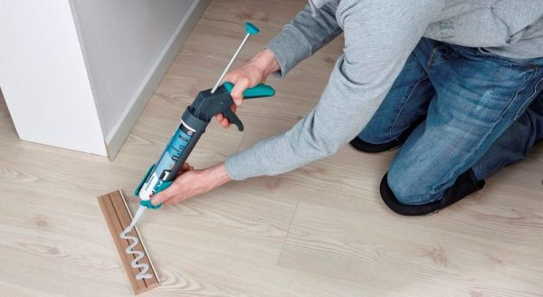 Нанесение герметика