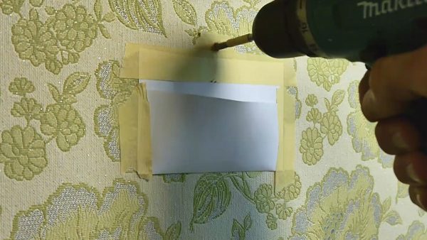Пылесборник из бумаги при сверлении стены