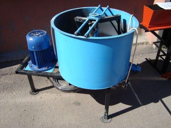 Бетономешалка с вертикальным расположением бака