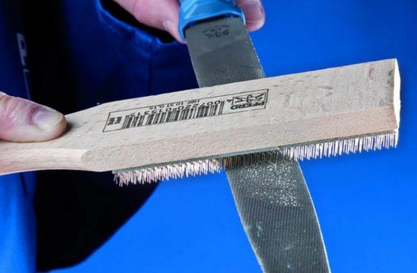 Зачистка напильника металлической щеткой