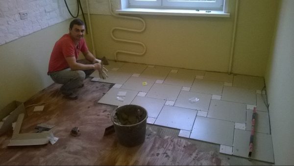 Кафельная плитка на полу в кухне