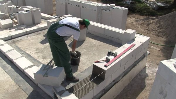 Для укладки газобетонных блоков требуется специальный состав