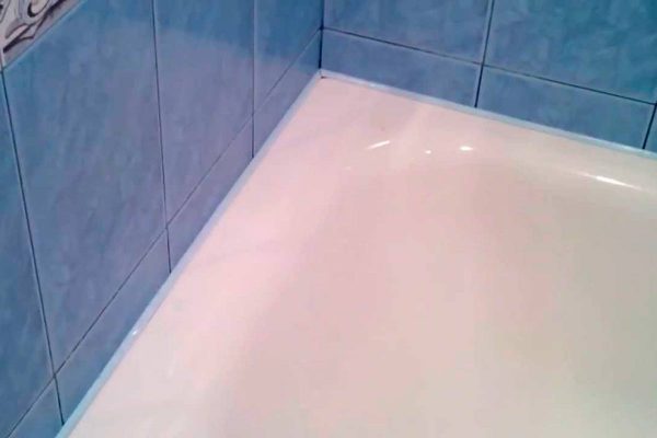 Ровный шов в ванной 