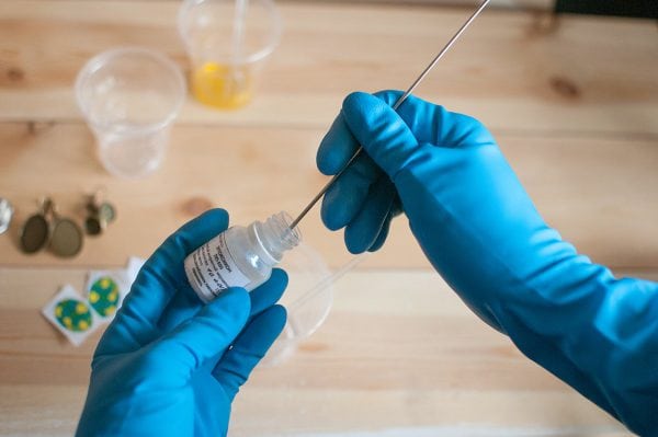 При работе с ювелирной смолой необходимо соблюдать меры безопасности