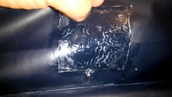 Наклейка заплатки на место повреждения в бассейне