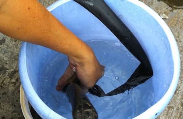 Поиск прокола велокамеры под водой