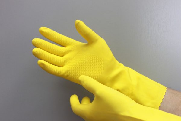 При работе с клеем рекомендуется использовать перчатки