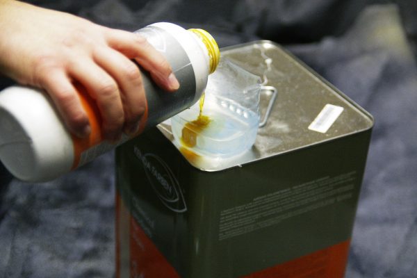 В состав средства входят уретановые каучуки и наполнители